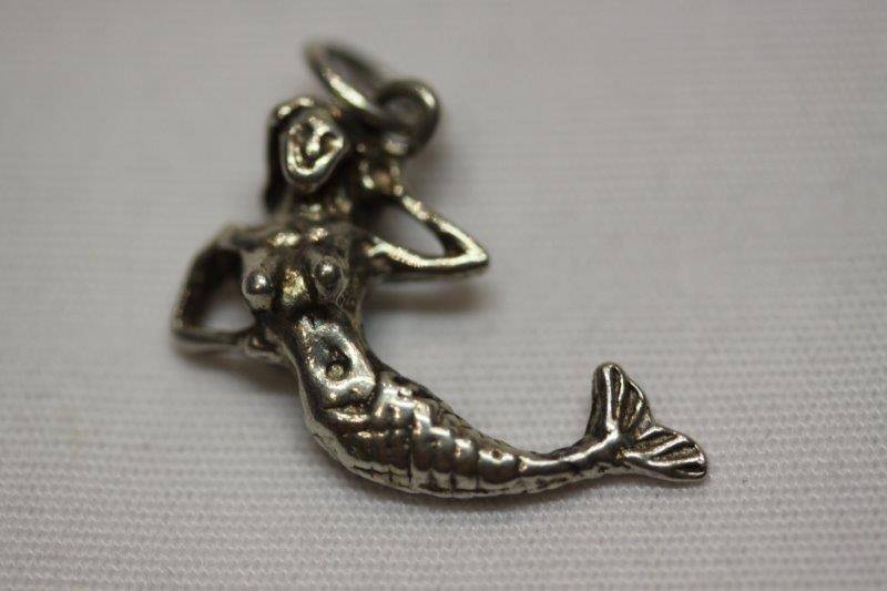 STUNNING STERLING SILVER MERMAID CHARM - A VERY PRETTY CHARM TO ADD TO YOUR COLLECTION