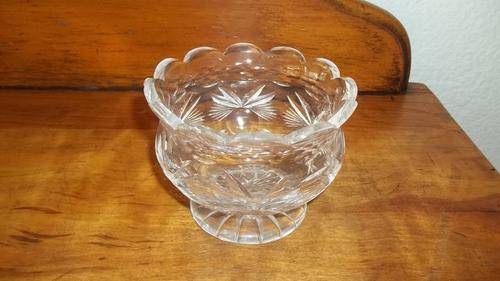 WOW - AN EXCEPTIONALLY BEAUTIFUL HAND CUT CRYSTAL BOWL WITH STUNNING DESIGN WORK AROUND IT