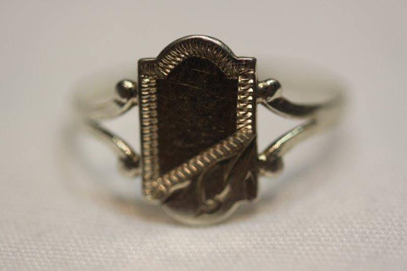 AN AWESOME STAMPED STERLING SILVER UN-ENGRAVED GIRLS SIGNET RING - THE IDEAL BIRTHDAY GIFT