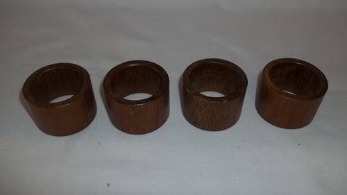 A STUNNING SET OF FOUR WOODEN SERVIETTE RINGS IDEAL FOR OUTDOOR USE