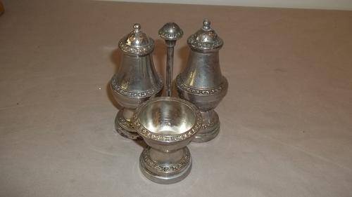 AN AWESOME VINTAGE IANTHE SILVER PLATED CONDIMENT SET ON A STAND - QUITE UNUSUAL