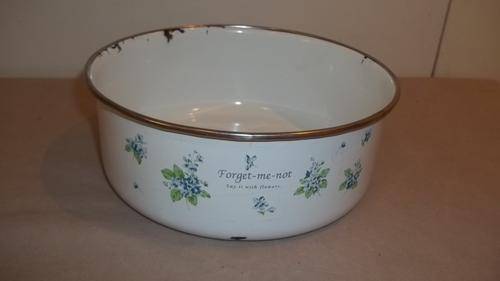 AN AMAZING WHITE ENAMEL BOWL WITH THE WORDS "FORGET ME NOT" AROUND THE BOWL - NICE FOR A BATHROOM