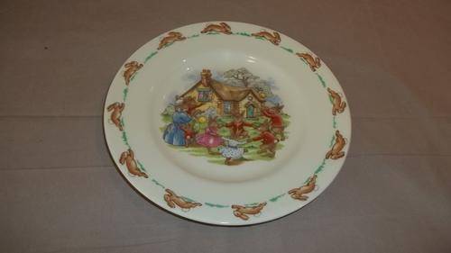 A STUNNING COLLECTABLE VINTAGE ROYAL DOULTON PORCELAIN "BUNNYKINS SERIES" CHILDRENS PLATE
