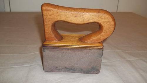 AN AWESOME VINTAGE HAND HELD SHARPENING STONE WITH A WOODEN HANDLE - A VERY PRACTICAL STONE