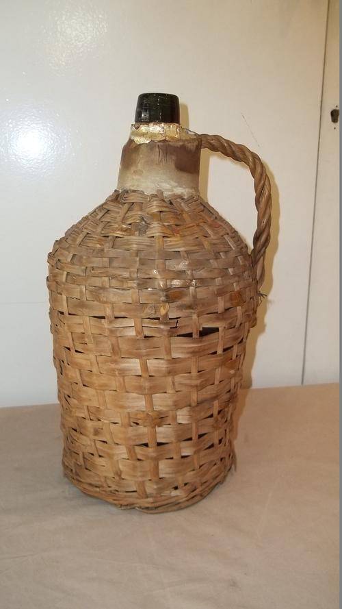 A STUNNING LARGE WICKER WINE DECANTER WITH A WOVEN HANDLE - QUITE A NICE COLLECTORS PIECE