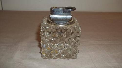 A FANTASTIC SQUARE VINTAGE GLASS TABLE LIGHTER WITH A STUNNING DESIGN - AN AMAZING COLLECTORS PIECE