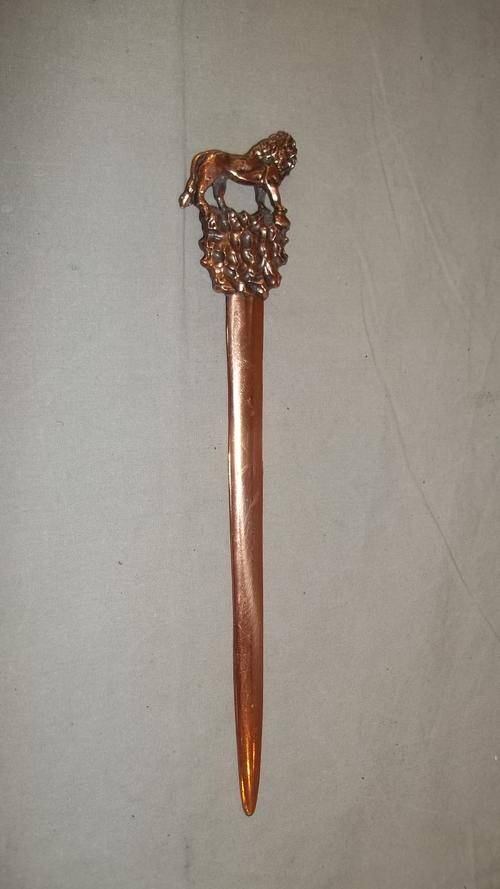 A STUNNING COPPER LETTER OPENER WITH A LION DECAL ON THE END OF THE LETTER OPENER