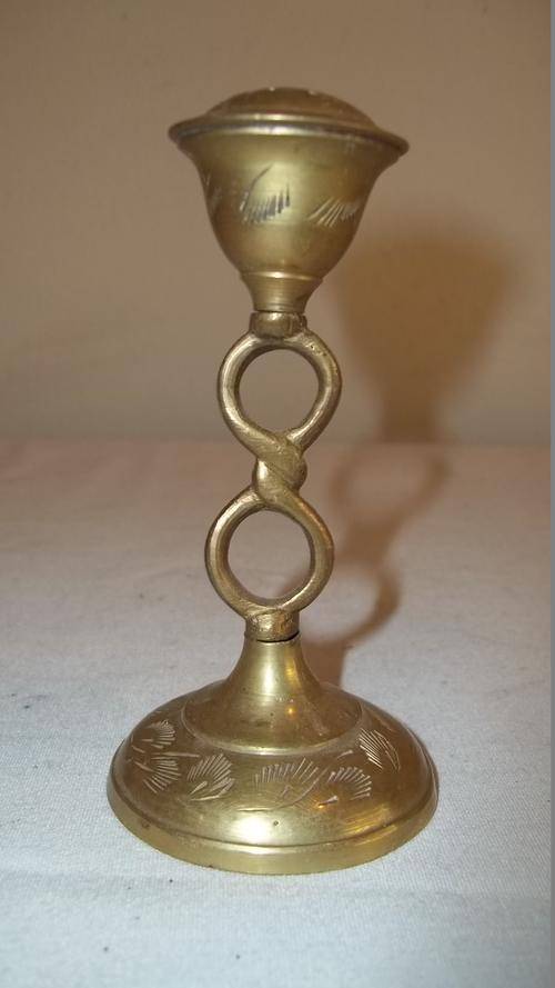AN EXQUISITE SOLID BRASS INCENSE HOLDER WITH A STUNNING HAND ENGRAVED DESIGN