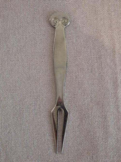 AN AWESOME CARROL BOYES 18/8 STAINLESS STEEL TWO PRONG COCKTAIL FORK