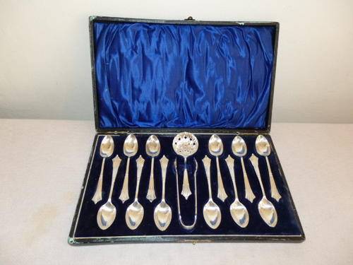 A MAGNIFICENT VINTAGE EPNS SILVER PLATED BOXED SET OF 12 TEASPOONS WITH A SUGAR TONGS & SUGAR SPOON