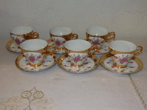 A STUNNING SET OF 6 BONE CHINA CUPS AND SAUCERS WITH A BROAD GOLD GILDED RIM AND DAINTY PINK FLOWERS