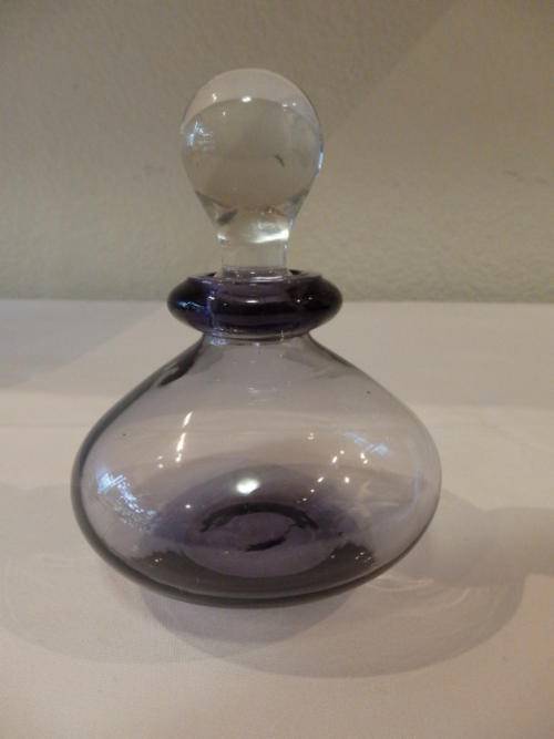A STUNNING PURPLE GLASS APERITIF/ DIGESTIF DECANTER WITH A CLEAR GLASS STOPPER - QUITE AWESOME