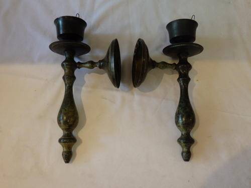 A FANTASTIC MATCHING PAIR OF VINTAGE BRASS CANDLE WALL SCONCES IN EXCELLENT CONDITION
