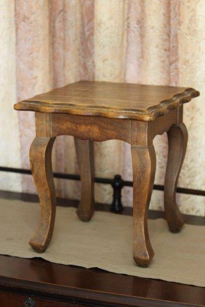 AN EXQUISITE ANTIQUE FOOT STOOL / COFFEE TABLE! STUNNING FURNITURE IN GREAT CONDITION!