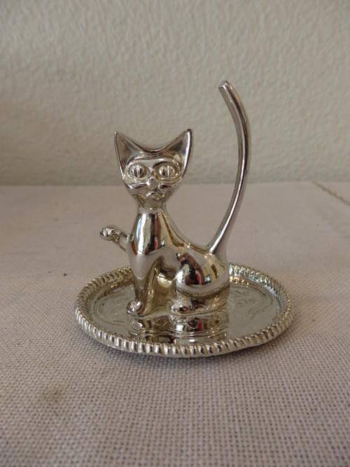 A STUNNING SILVER PLATED "CAT" LADIES RING HOLDER MOUNTED ON AN ENGRAVED PLATE
