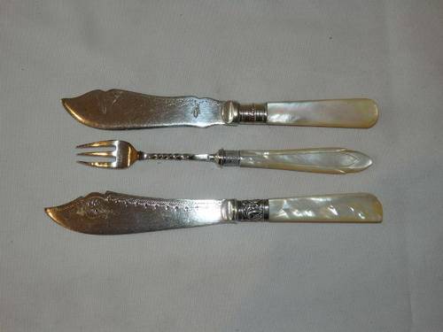 A MAGNIFICENT ANTIQUE SILVER PLATED PICKLE SET WITH MOTHER OF PEARL HANDLES