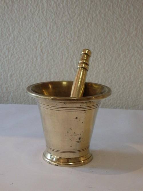A MAGNIFICENT AND HEAVY SOLID BRASS PESTLE AND MORTAR - IDEAL FOR ANYONE INTO FRESH HERBS