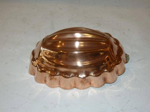 A STUNNING VINTAGE OVAL COPPER FOOD MOULD WITH A WALL HANGER