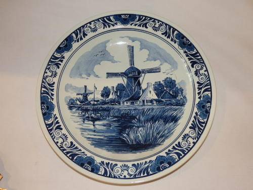 A STUNNING DELFT "ROYAL DISTEL" HAND PAINTED LARGE COLLECTORS PLATE