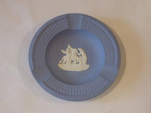 A SPECTACULAR WEDGWOOD OF ENGLAND BLUE JASPERWARE ASHTRAY IN MINT CONDITION