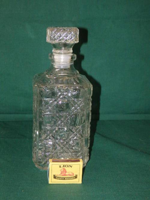 A STUNNING LUMINARC OF FRANCE GLASS 750ml WHISKEY DECANTER WITH STOPPER