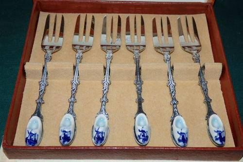 AN AWESOME BOXED SET OF SIX SILVER PLATED DUTCH CAKE FORKS WITH PORCELAIN CLOGS ON THE ENDS