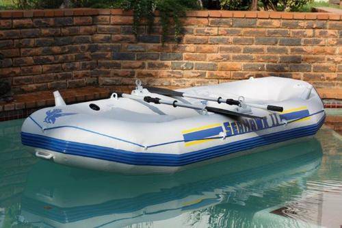 A STUNNING SEAHAWK 2 INTEX INFLATABLE BOAT WITH OARS AND 2 CUSHIONS! EXCELLENT CONDITION!!!