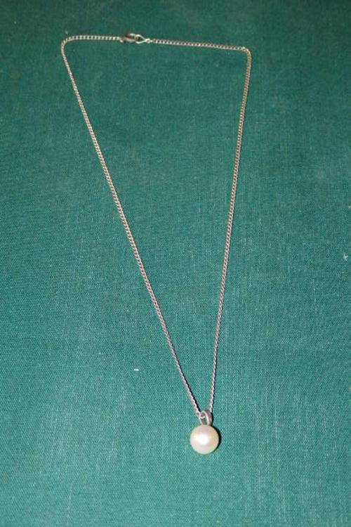 AN EXQUISITE CULTIVATED PEARL PENDANT ON A STERLING SILVER CHAIN - VERY BEAUTIFUL AND QUITE CHIC