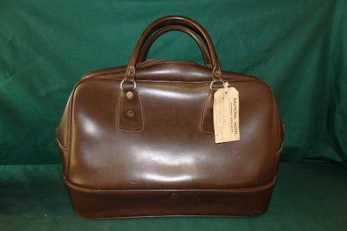 AN AWESOME VINTAGE BROWN VINYL LUGGAGE CARRY BAG - A GREAT COLLECTORS PIECE
