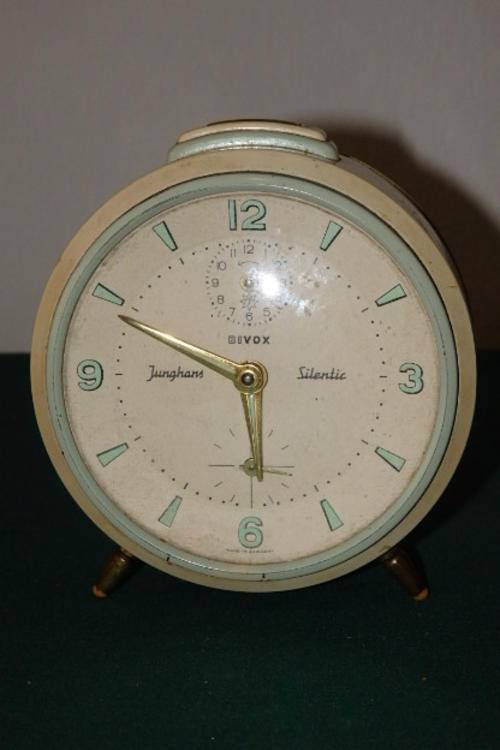 AN EXQUISITE VINTAGE ART DECO JUNGHANS OF GERMANY BIVOX WIND-UP BEDSIDE ALARM CLOCK