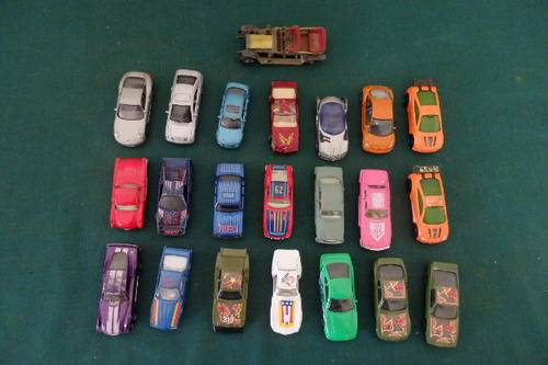 A FANTASTIC COLLECTION OF 22 MIXED DIE CAST COLLECTABLE CARS INCLUDING A RARE MATCHBOX ROLLS ROYCE