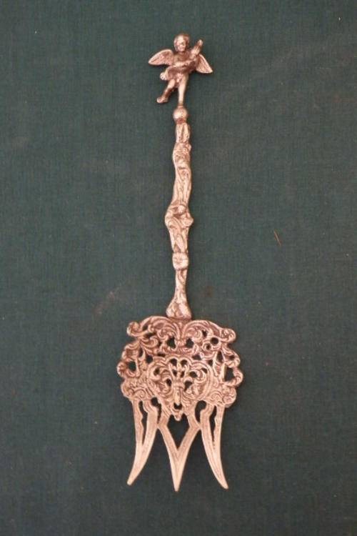 A MAGNIFICENT VINTAGE ITALIAN MADE "BAROQUE STYLE" CHERUB ORNATE MEAT FORK BY UGO BELLINI