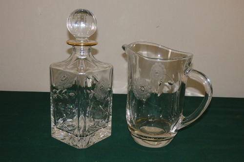 AN AWESOME 750ml ROSE CUT CRYSTAL DECANTER AND JUG SET WITH GOLD DETAILING