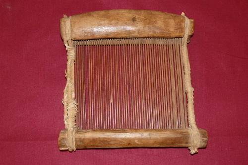 AN AWESOME ORNAMENTAL WOODEN "WEAVING" LOOM WITH A WALL HANGING CLIP