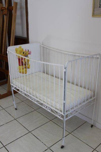 AN REALLY CUTE VINTAGE BABIES COT WITH WINNIE THE POOH IN GREAT CONDITION FOR THE AGE!!!
