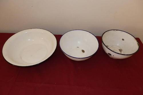 THREE AWESOME VINTAGE WHITE ENAMELWARE MIXING BOWLS WITH BLUE RIMS