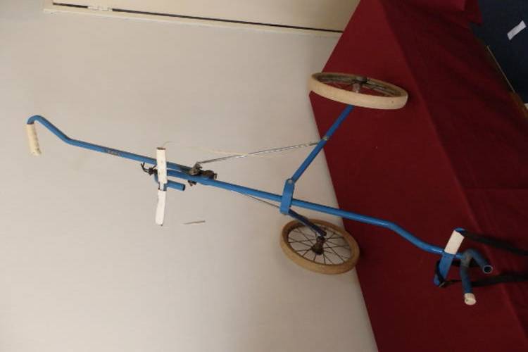 AN AWESOME VINTAGE PALE BLUE AND WHITE FOLD-ABLE/ COMPACT GOLF TROLLEY