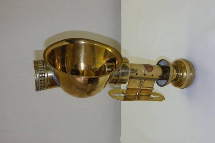 A MAGNIFICENT ANTIQUE SOLID BRASS KEROSENE CARRIAGE LAMP MOST LIKELY USED ON A HORSE CARRIAGE