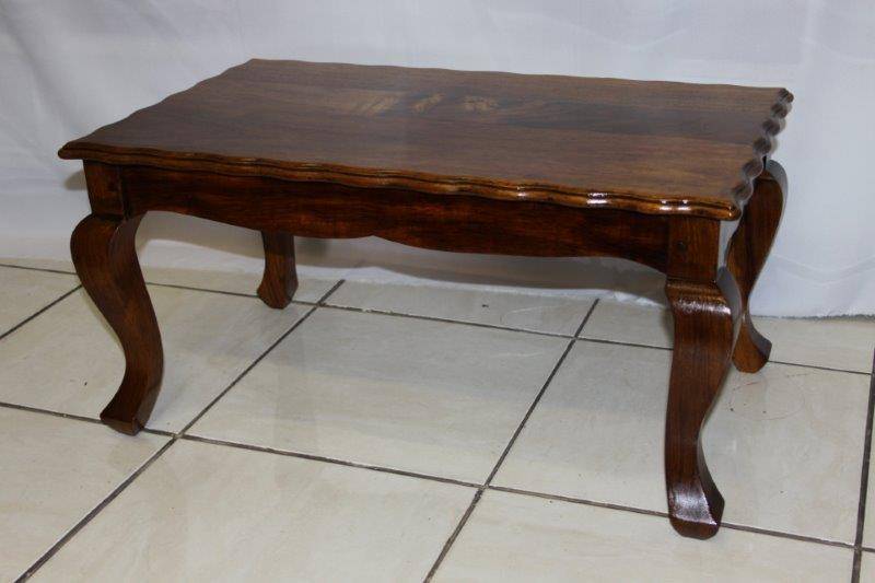 A STUNNING VINTAGE OAK COFFEE TABLE IN PRISTINE CONDITION!!! BEAUTIFUL FURNITURE!!!