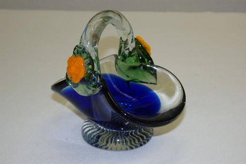 A STUNNING ITALIAN MADE MURANO COBALT BLUE GLASS ORNAMENT BASKET WITH YELLOW FLOWERS ON THE HANDLES