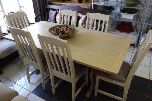 AN EXQUISITE BLEACHED & WASHED PAINT TECHNIQUE 6 SEATER DININGROOM SUITE IN FANTASTIC CONDITION!!!