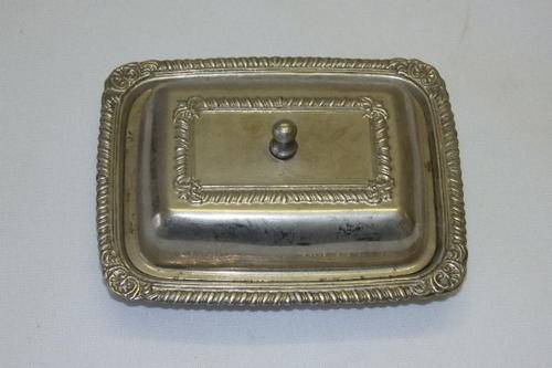 AN AWESOME VINTAGE RECTANGULAR SILVER PLATED BUTTER DISH WITH A GLASS TRAY