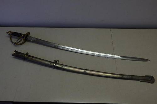 A FANTASTIC VINTAGE AMERICAN CIVIL WAR "COLD STEEL" 1860's HEAVY CAVALRY SABRE AND SCABBARD