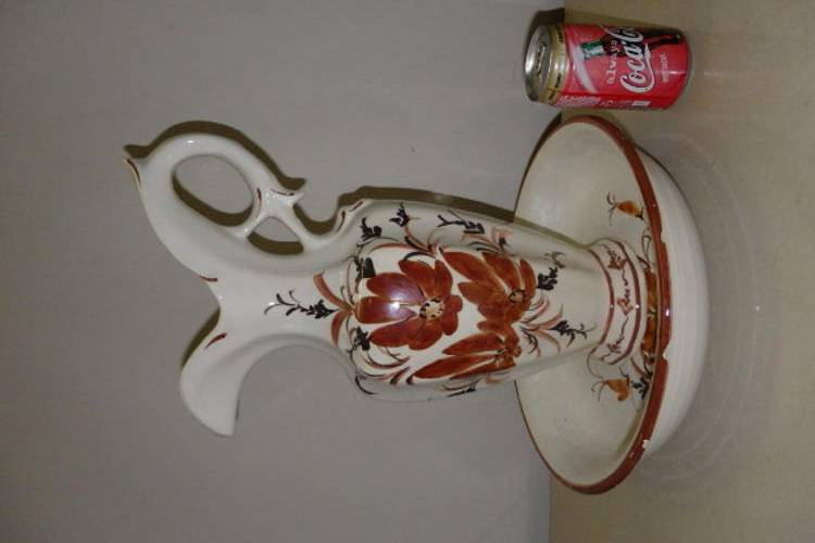 AN AWESOME LARGE VINTAGE CERAMIC WASH STAND BROWN AND WHITE HAND PAINTED BASIN AND WATER PITCHER SET