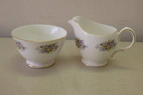 AN ELEGANT QUEEN ANNE OF ENGLAND BONE CHINA MILK JUG AND SUGAR BOWL SET IN PRISTINE CONDITION