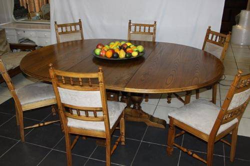 AN EXQUISITE LARGE HEAVY OAK TABLE WITH 6 CHAIRS IN EXCELLENT CONDITION! AWESOME!!
