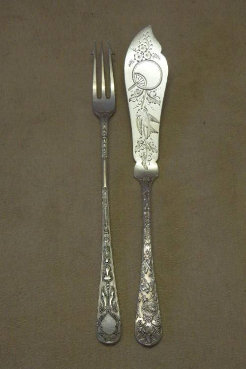 A GORGEOUS VINTAGE SILVER PLATED PICKLE KNIFE AND FORK WITH STUNNING ORNATE DETAILING