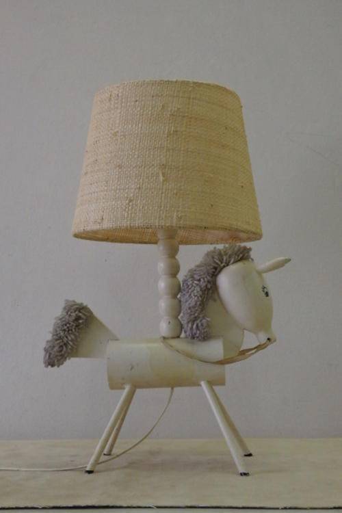 AN AWESOME CHILDREN'S WHITE "WOODEN HORSE" BEDSIDE LAMP WITH A GRASS LAMPSHADE