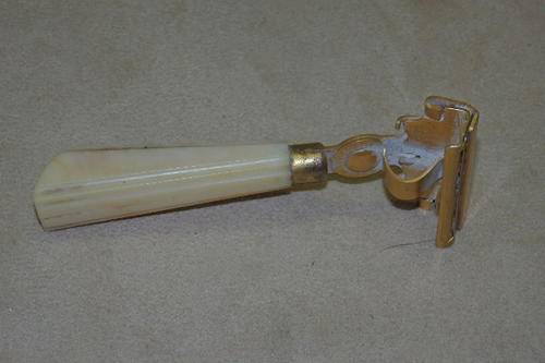 AN AMAZING VINTAGE (1946 TO 1953) BRASS SCHICK "EVERSHARP" RAZOR WITH MOULDED HANDLE