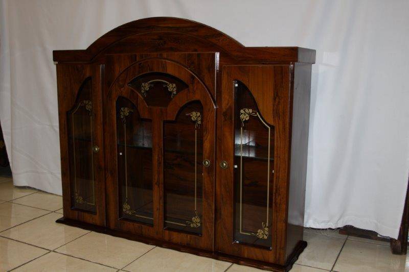 AN EXQUISITE DISPLAY CABINET WITH DOWN LIGHTS & BEAUTIFUL GLASS DETAILING - STUNNING FURNITURE!!!